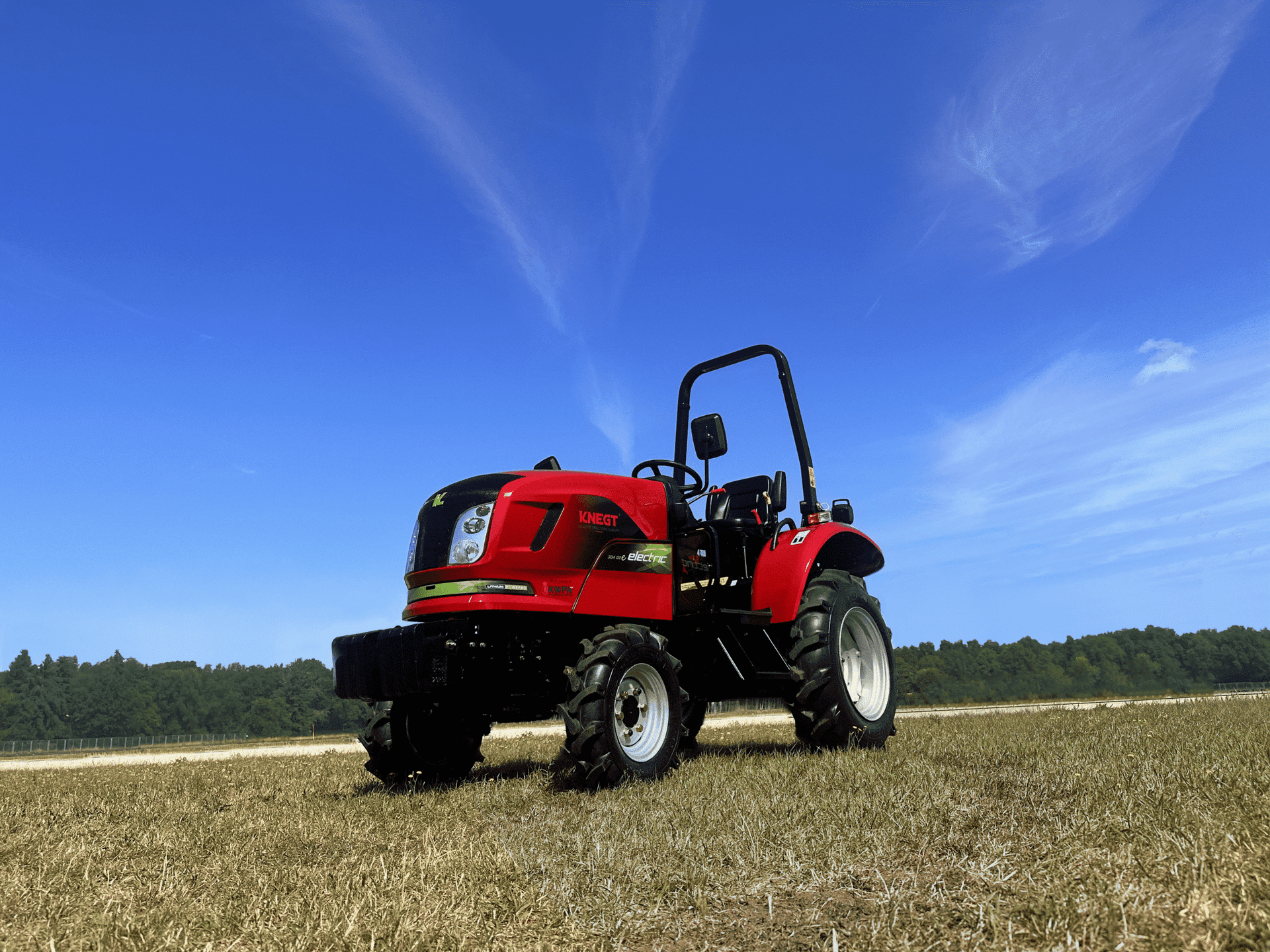 Elektrischer Traktor auf dem Feld bei Sonnenaufgang