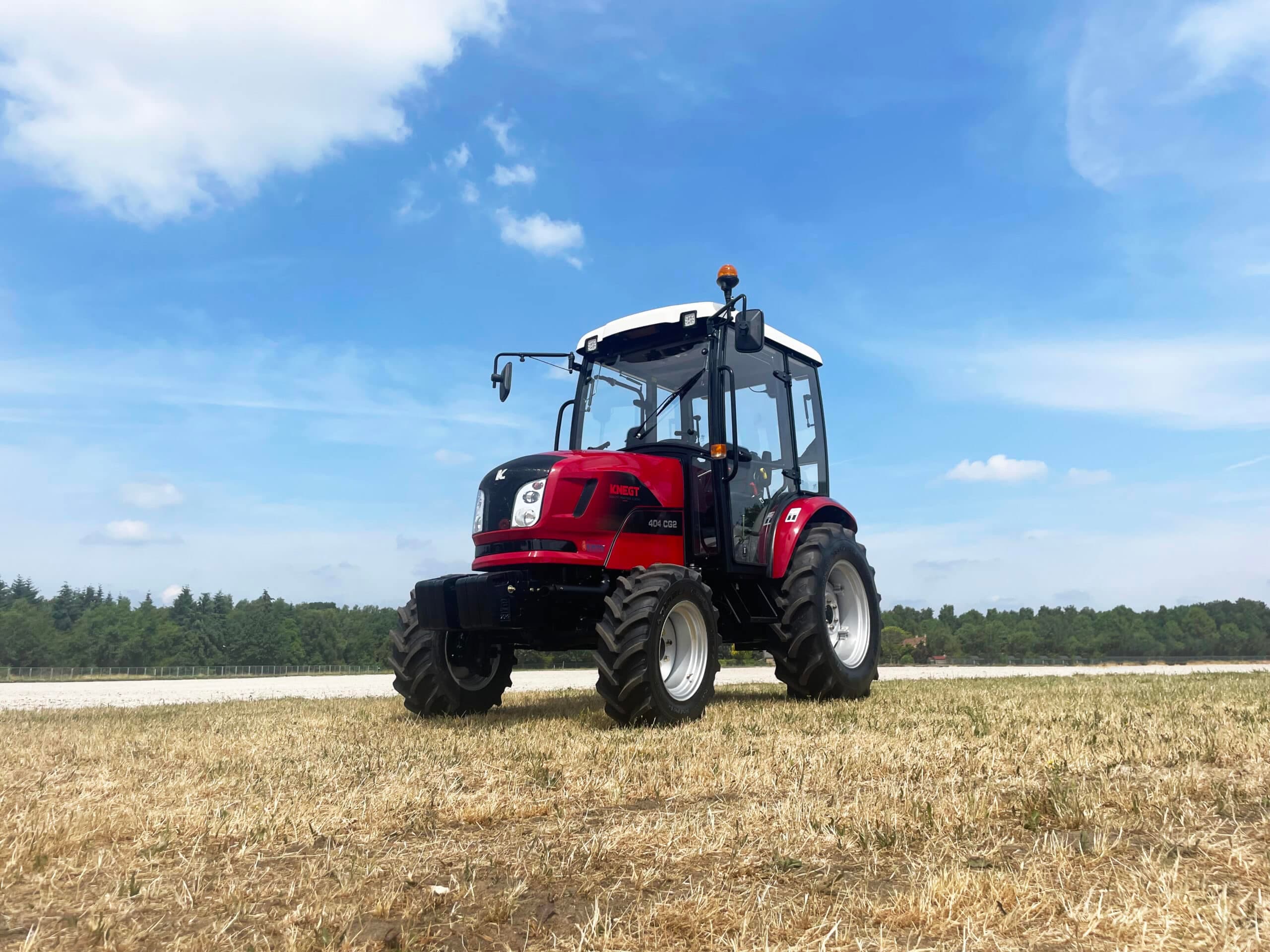 Knegt dieseltractor in een veld