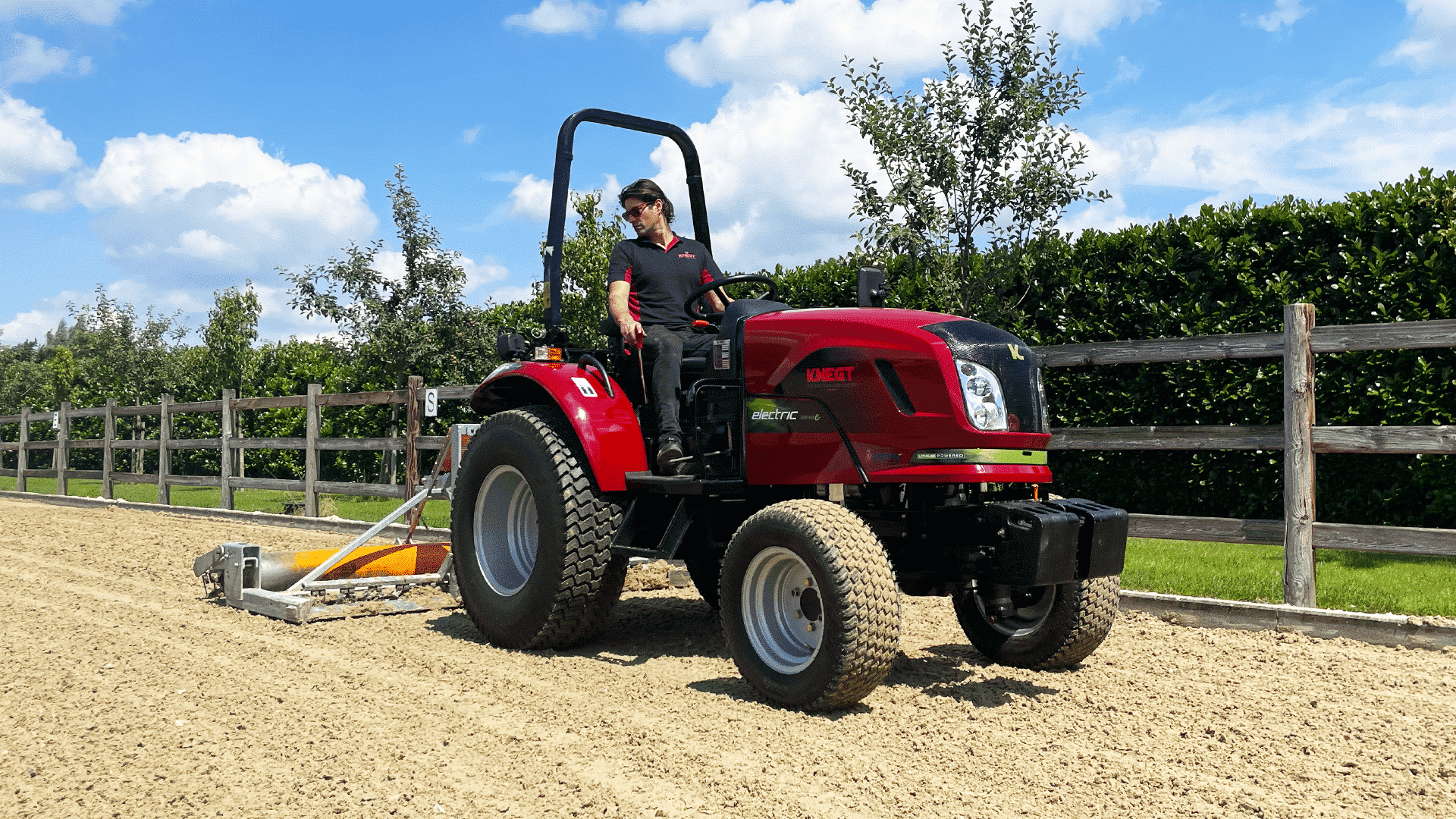 Knegt-Traktor auf einer Wiese