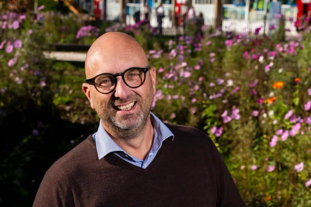 Wilco Boender met bloemen