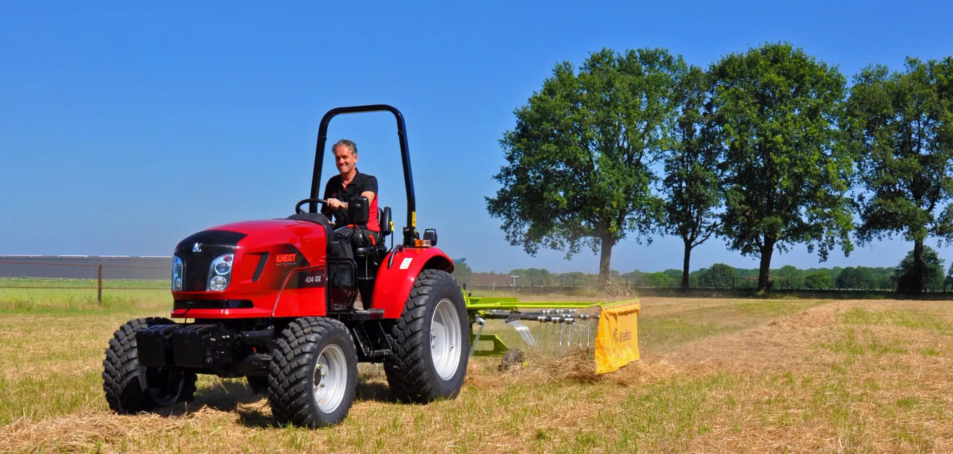 Dieseltraktor med redskap på fältet